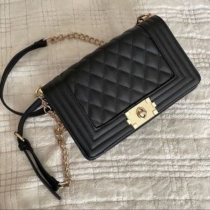 Black quilted bag with linked chain
